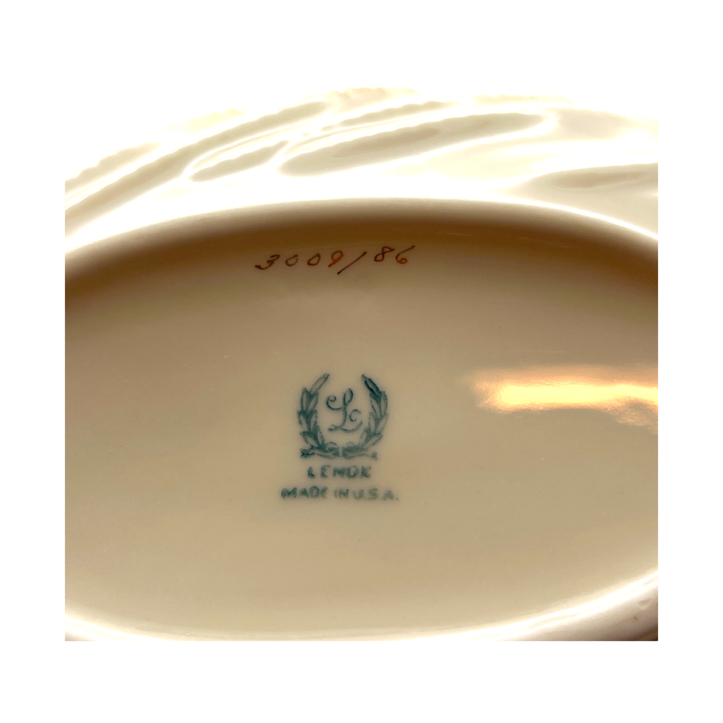 Lenox - Acanthus Leaf Dish - 24k Gold Trim - 3009/86 - 2.5"