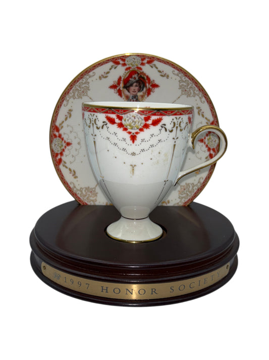 Avon - Honor Society - 1997 Commemorative Mrs. Albee Honor Society Tea Cup & Saucer Set with Stand - NWB - 6"