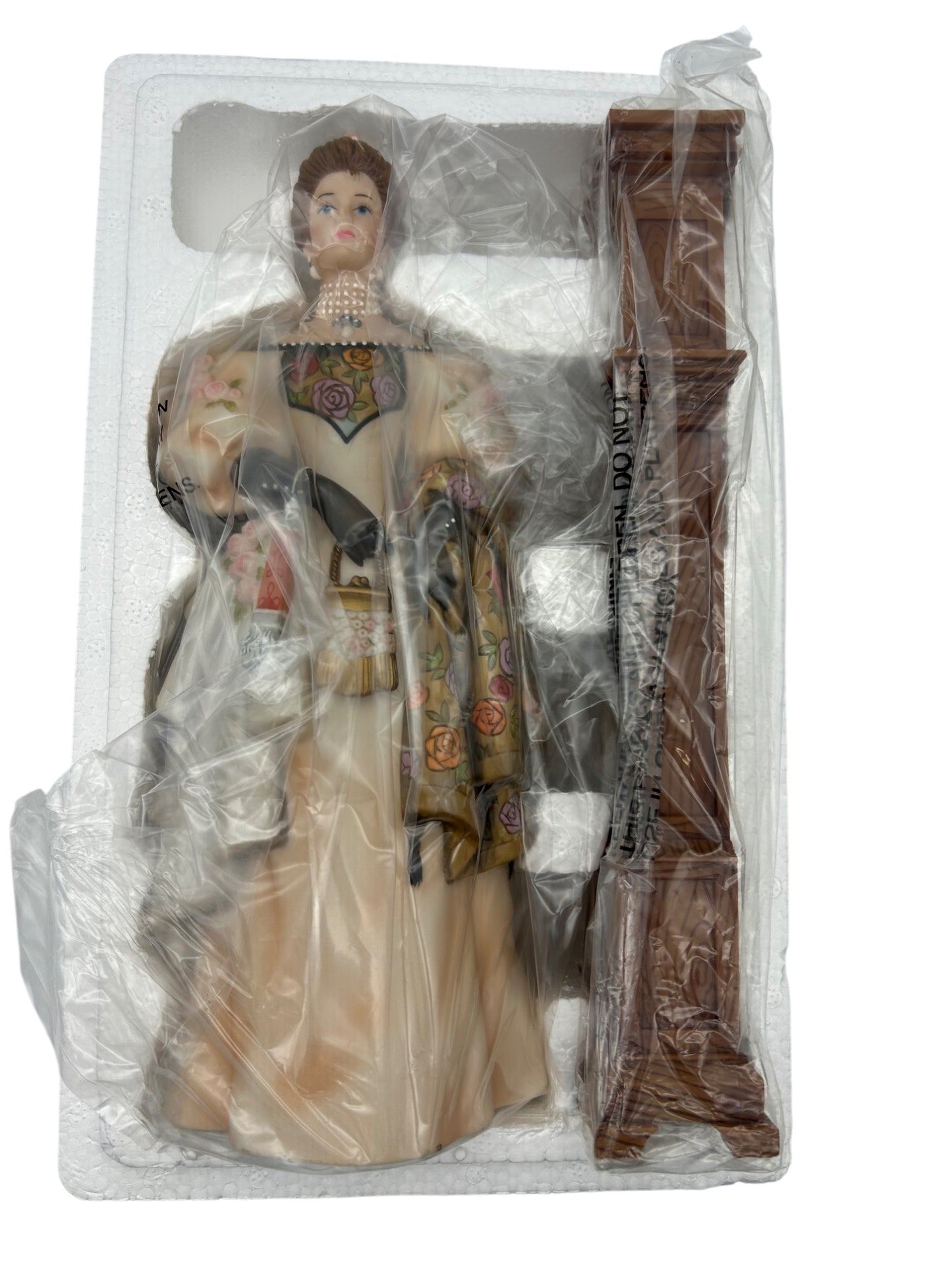 Avon - 2000 Presidents Club Figure Mrs. Albee Award Figurine Statue - NWB - 10"