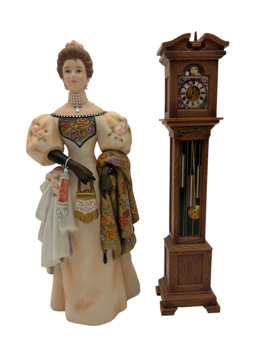 Avon - 2000 Presidents Club Figure Mrs. Albee Award Figurine Statue - NWB - 10"