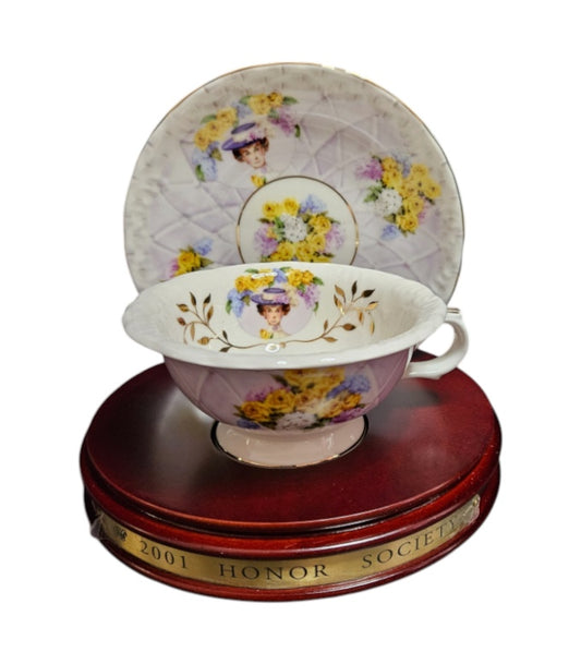 Avon - Honor Society - 2001 Commemorative Mrs. Albee Honor Society Tea Cup & Saucer Set with Stand - NWB - 6"