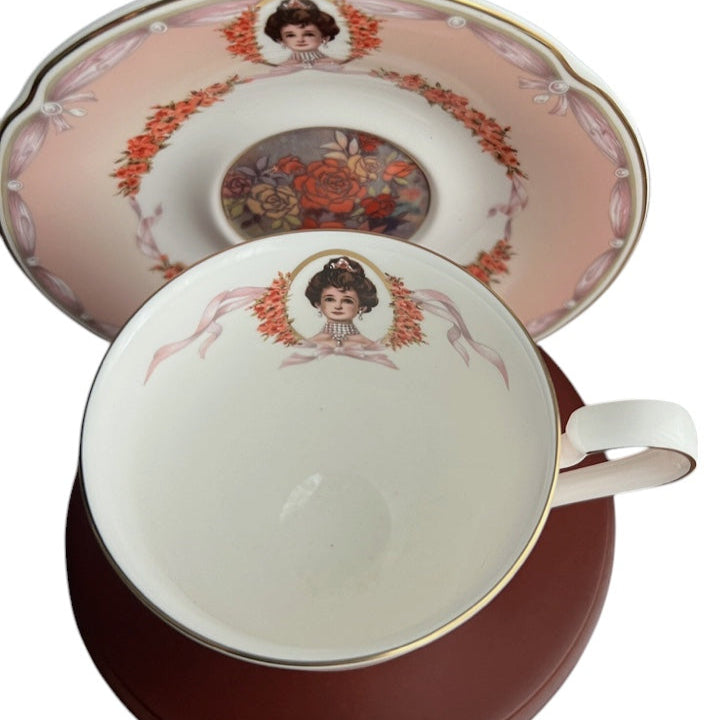 Avon - Honor Society - 2000 Commemorative Mrs. Albee Honor Society Tea Cup & Saucer Set with Stand - NWB - 6"